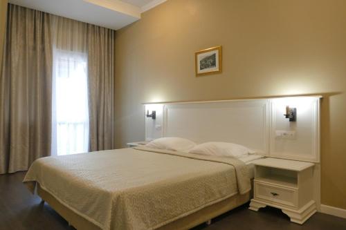 Un pat sau paturi într-o cameră la Hotel Abaata