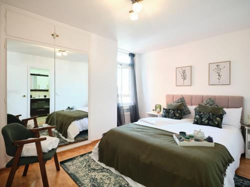 1 dormitorio con 1 cama grande y espejo en My City Home- Bright apartment in great location, en Madrid