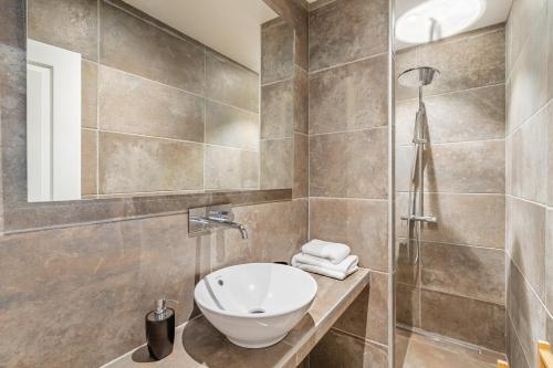 y baño con lavabo y ducha. en Loft d'architecte au coeur d'un domaine viticole en La Cadière-dʼAzur