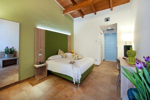 una camera con letto e parete verde di Eco Resort Dei Siriti a Nova Siri