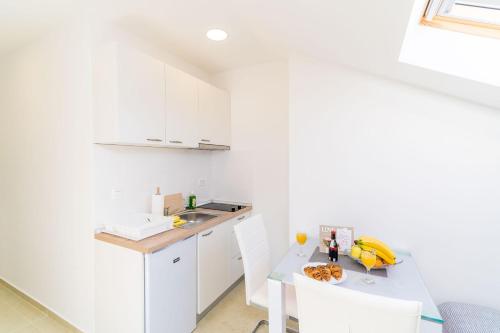 Η κουζίνα ή μικρή κουζίνα στο Apartments Šmanjak