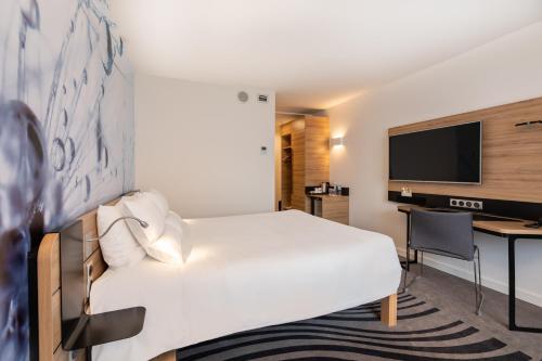 Postel nebo postele na pokoji v ubytování Novotel Wrocław City