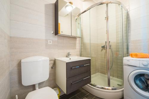 La salle de bains est pourvue de toilettes, d'un lavabo et d'une douche. dans l'établissement Matušić Guest House, à Dubrovnik