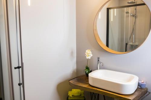 La salle de bains est pourvue d'un lavabo et d'un miroir. dans l'établissement Maison Boch, à Aoste