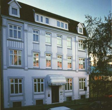 ein großes weißes Gebäude mit schwarzem Dach in der Unterkunft Hotel Stephan in Hamburg
