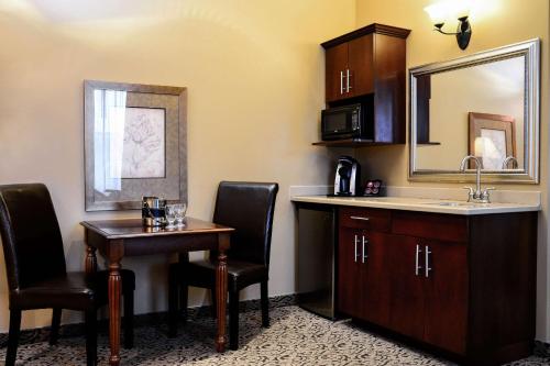 The Parlour Inn Ascend Hotel Collection tesisinde mutfak veya mini mutfak