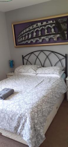 sypialnia z dużym łóżkiem z białą kołdrą w obiekcie Constantine Court Homestay w mieście Shepton Mallet