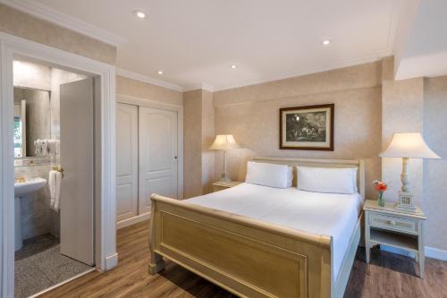 a bedroom with a large bed and a bathroom at Exe Hotel Colón in Buenos Aires