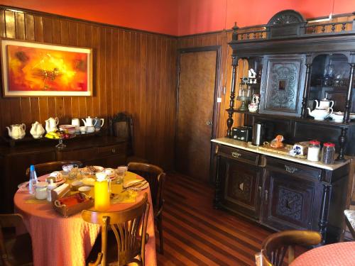 Un comedor con una mesa en un restaurante. en Hostal del Muelle, en Valdivia