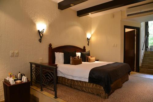 Llit o llits en una habitació de Kwa Maritane Lodge