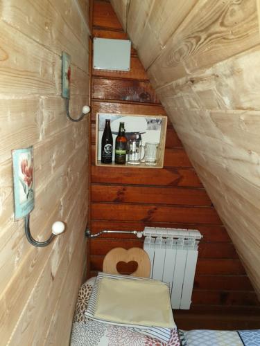 een kleine kamer met een toilet in een cabine bij Bacówka PTTK Jaworzec in Wetlina