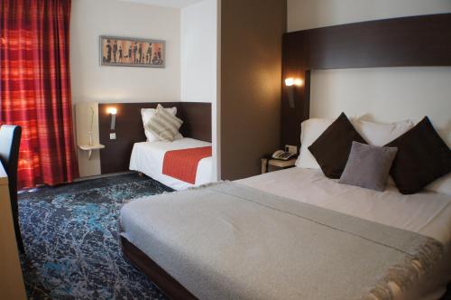 Кровать или кровати в номере The Originals City, Hôtel La Siesta, Annonay Est (Inter-Hotel)