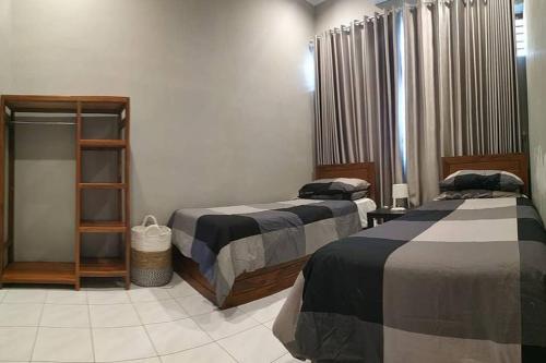 Ένα ή περισσότερα κρεβάτια σε δωμάτιο στο Omah Dronjongan Homestay Yogyakarta