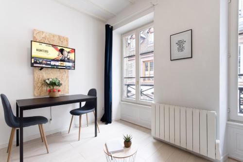 - un salon avec un bureau et une fenêtre dans l'établissement R-Appartements Strasbourg Fenêtresurkrut, à Strasbourg