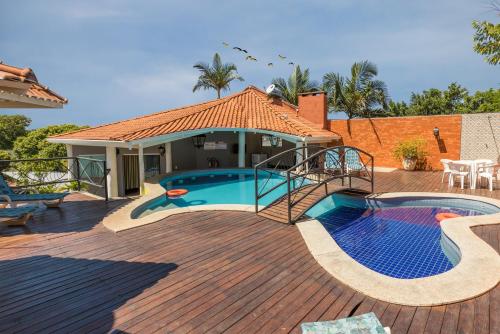 una casa con piscina en una terraza de madera en VOA Hotel Paraíso das Águas Bonito, en Bonito