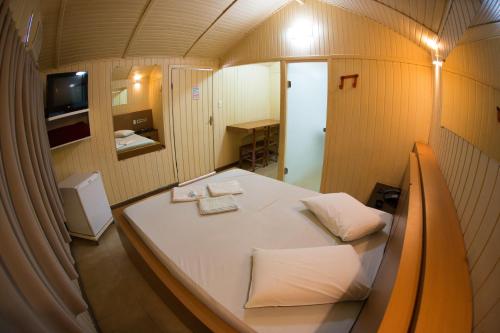 Kleines Zimmer mit 2 Betten und einem TV in der Unterkunft Chale Motel in Paulínia