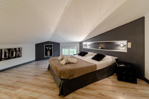 - une grande chambre mansardée avec un grand lit dans l'établissement Résidence Dolce Vita de Palombaggia, à Porto-Vecchio