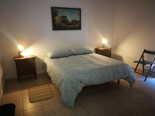 1 dormitorio con 1 cama y 2 luces en 2 mesas en Mary Rose, en Castel Volturno