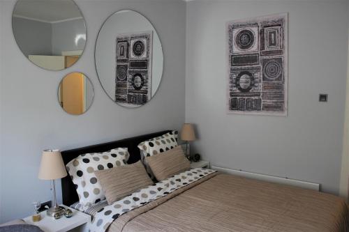 - une chambre avec un lit et un miroir dans l'établissement Apartment Skadarlija, à Belgrade