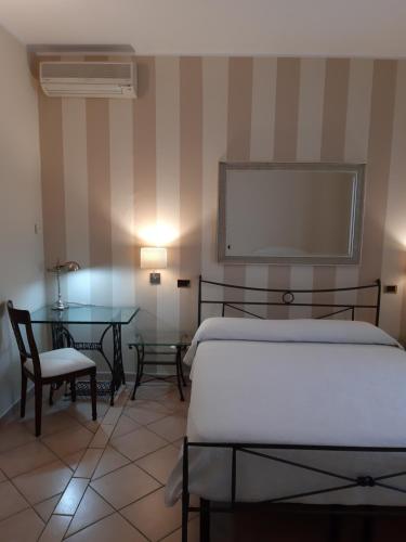 - une chambre avec un lit, une table et un paravent dans l'établissement Sweet House Only Rooms, à Peschiera del Garda