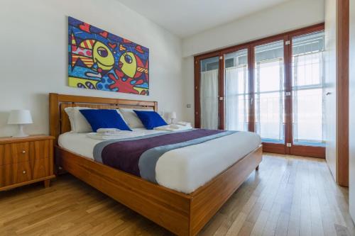 - une chambre avec un grand lit orné d'une peinture murale dans l'établissement Casa da Suite Linea, à Milan