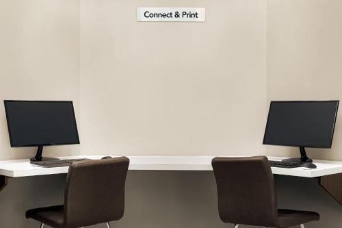 Travelodge by Wyndham Timminsにあるテレビまたはエンターテインメントセンター
