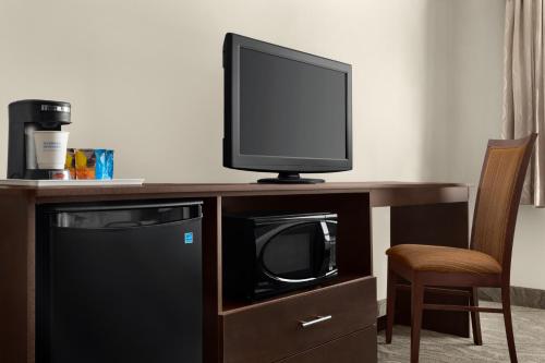 Travelodge by Wyndham Timminsにあるテレビまたはエンターテインメントセンター