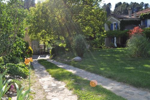 Taman di luar Gîte La Ribeyrette
