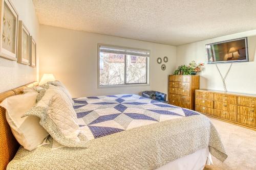 a bedroom with a bed and a television in it at Lake Chelan Shores II in Chelan