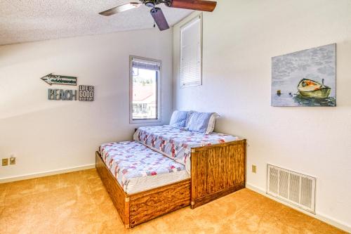 a room with a bed and a window at Lake Chelan Shores II in Chelan