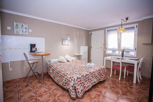 a bedroom with a bed and a table and a desk at Beachback Studio Airport in La Garita