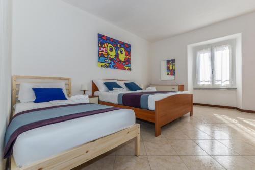- une chambre avec 2 lits et un tableau mural dans l'établissement Casa da Suite Cometa, à Milan