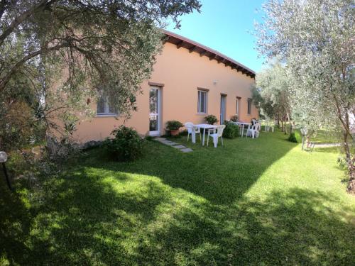an external view of a house with a garden at Casa vacanze "Gli Ulivi" Monolocale in Matzaccara