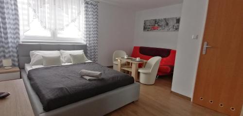 レバルにあるWilla Zawadaのベッドルーム1室(ベッド1台、赤い椅子付)
