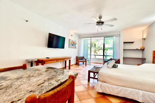 Letto o letti in una camera di Solymar Condo Beach Resort by Casago