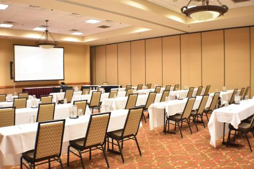 Бизнес-центр и/или конференц-зал в Ramada by Wyndham Sioux Falls Airport - Waterpark Resort & Event Center