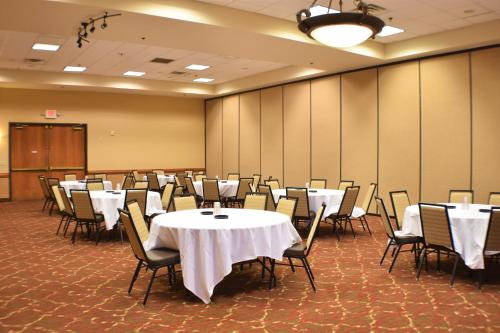 Бизнес-центр и/или конференц-зал в Ramada by Wyndham Sioux Falls Airport - Waterpark Resort & Event Center