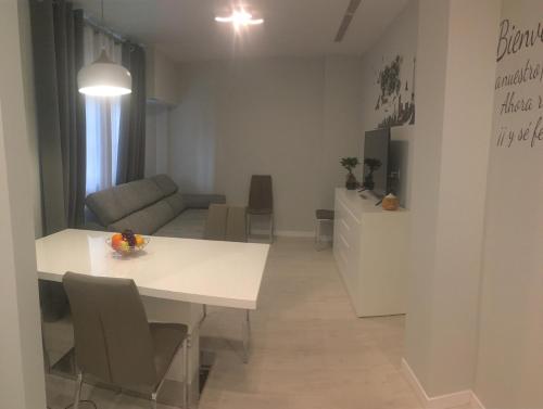 een woonkamer met een witte tafel en een bank bij CASA DE TOSCA in Lucena