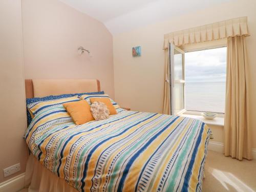 Una cama o camas en una habitación de 8 Coastguard Cottages