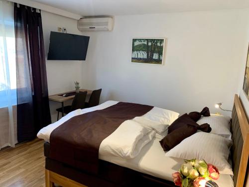 a bedroom with a bed and a desk with a desk at Motel Kiwi in Grude