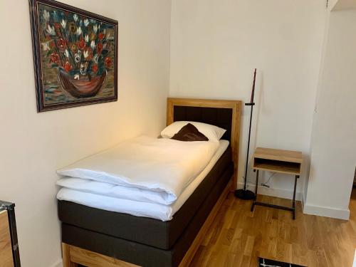 a bed in a room with a painting on the wall at Motel Kiwi in Grude