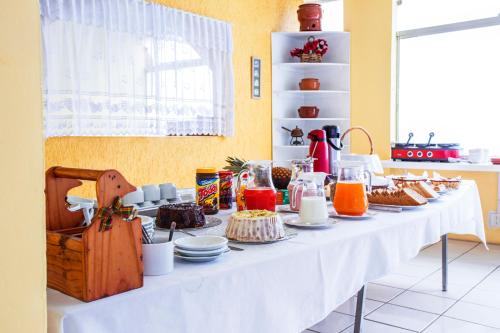 uma mesa branca com comida na cozinha em Grand Residences Pousadas em Campos de Jordão