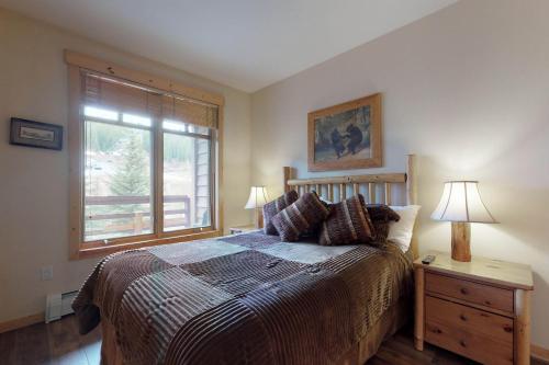 a bedroom with a large bed and a window at Tucker Mountain Lodge 321 in Copper Mountain