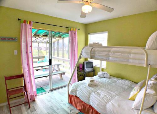 Afbeelding uit fotogalerij van Fun in the Sun! Cozy Beach Pad, Gulf Views and Easy Access to the Sand! in Surfside Beach