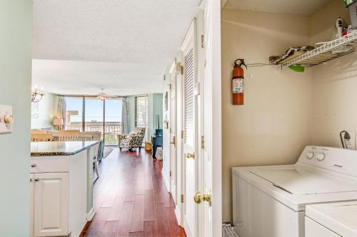 uma cozinha com armários brancos e uma bancada em Charleston Oceanfront Villas em Folly Beach