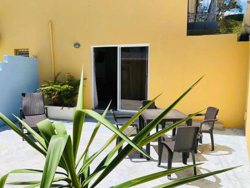 a group of chairs and a table in front of a building at Hotel Al Mare in Santa Cruz de Barahona