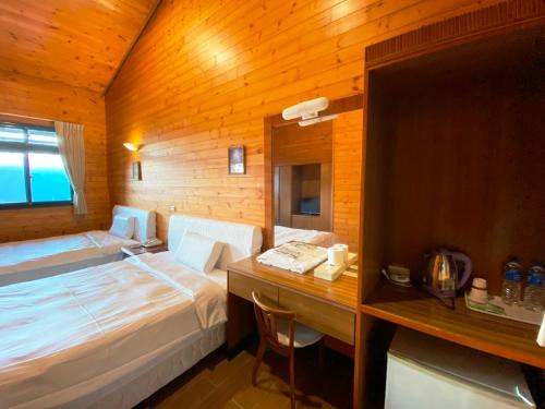 En eller flere senger på et rom på Cloud Falls Resort