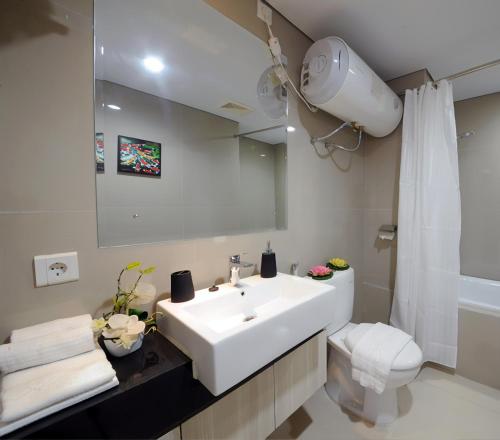 Vonios kambarys apgyvendinimo įstaigoje Azalea Suites Cikarang by Jayakarta Group