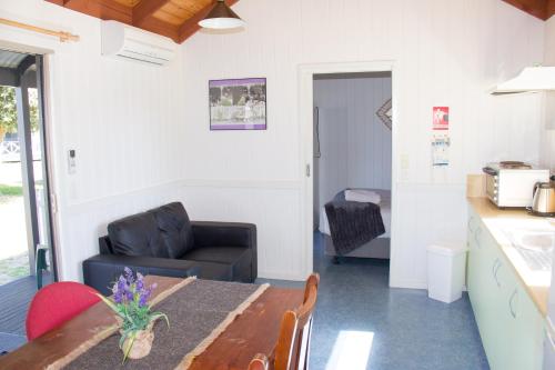 Η κουζίνα ή μικρή κουζίνα στο Gardens Caravan Park