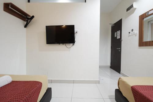 COOP HOTEL PUTRAJAYA & CYBERJAYAにあるテレビまたはエンターテインメントセンター